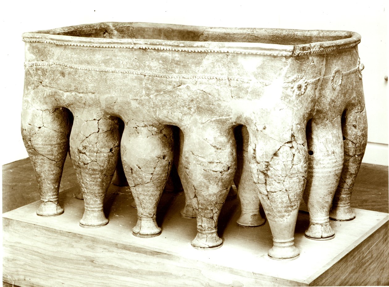 Sarcophagus, kutoka kaburini kwenye kaburi la megalithic la Souttoukeny, India (terracotta) swed av Indian School