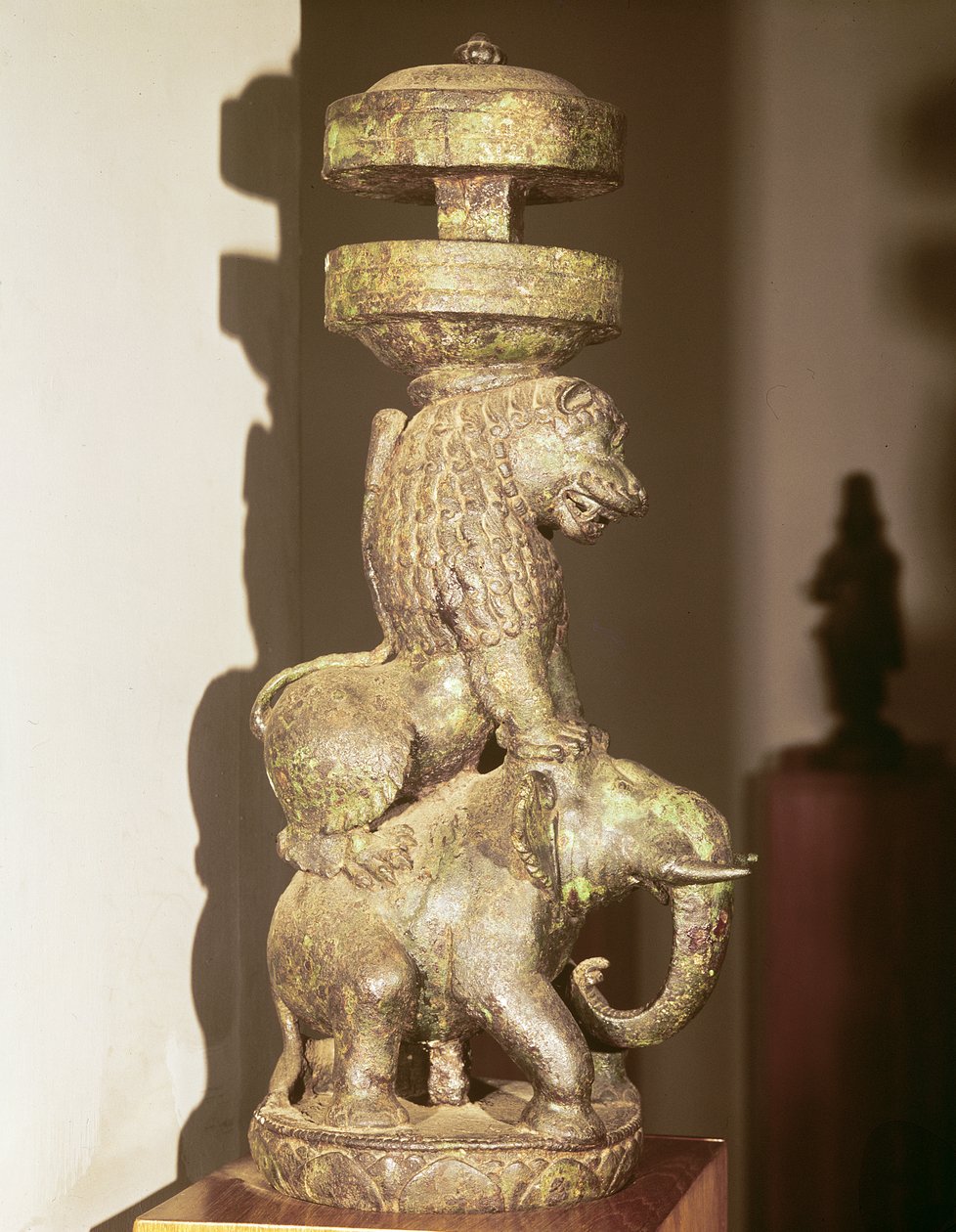 Skulptur av ett lejon på en elefant, från Nalanda, Bihar, 900-1000-talet (brons). av Indian School