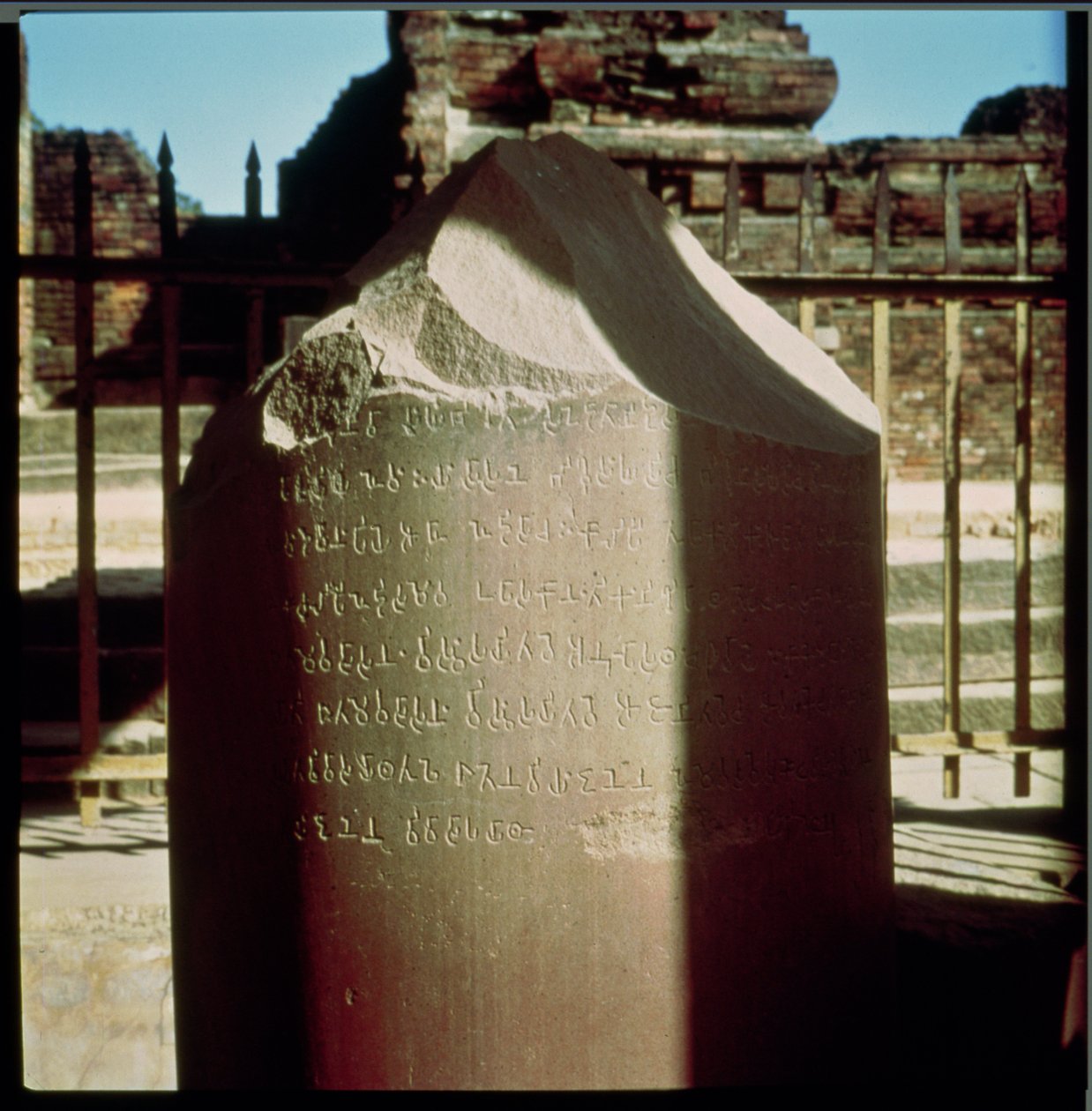 Detalj av pelare av kejsar Ashoka c.264-223 f.Kr. med ett graverat påbud, Mauryan sten av Indian