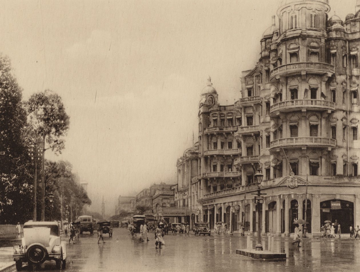 Esplanade Mansions och Government Place East med utsikt över Old Court House Street (svartvitt foto) av Indian photographer