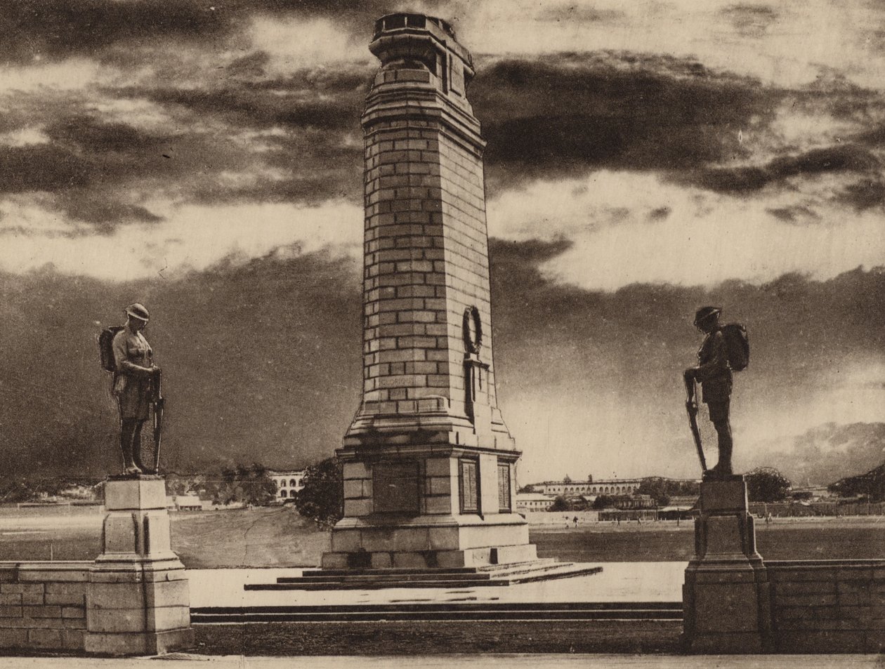 Cenotaf med Fort William i bakgrunden på andra sidan Maidan (svartvitt foto) av Indian photographer