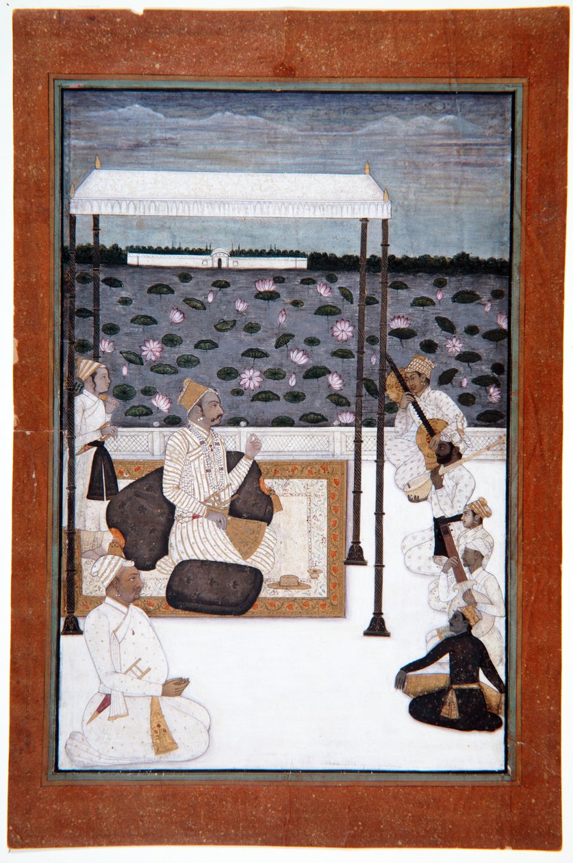 En adelsman lyssnar på musik under ett tak på en terrass vid en sjö, ca 1680 (ogenomskinlig wc & guld på papper) av Indian School