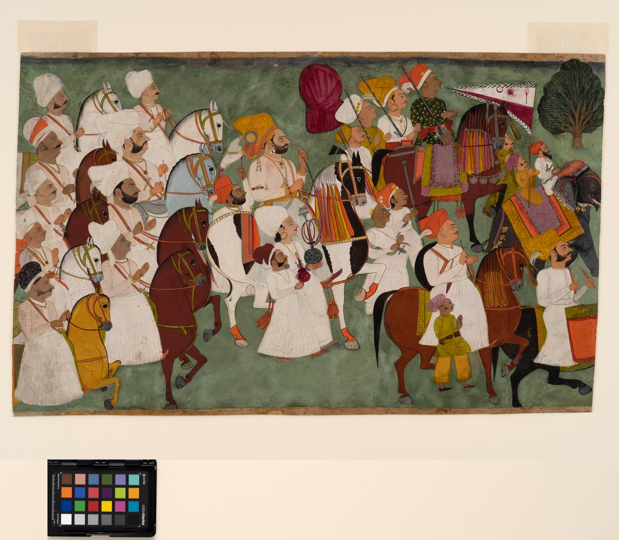 Akhi Singh rider med sitt följe, ca 1750 (ogenomskinlig akvarell och guld på papper) av Indian School