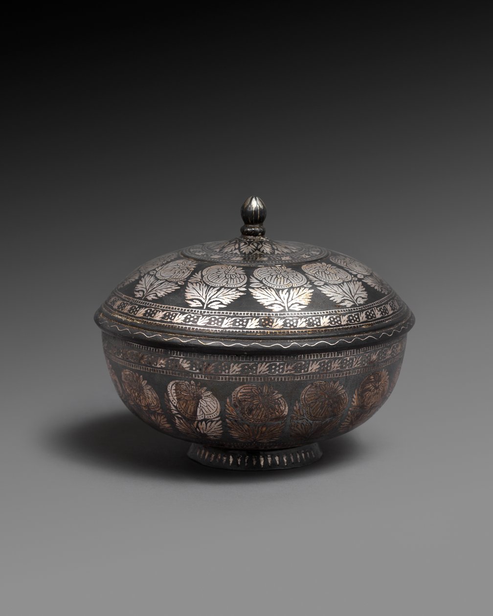 Skål och lock av metallegering inlagt med silver, var och en med ett band av naturalistiska blommor, 1700-1899 av Indian School
