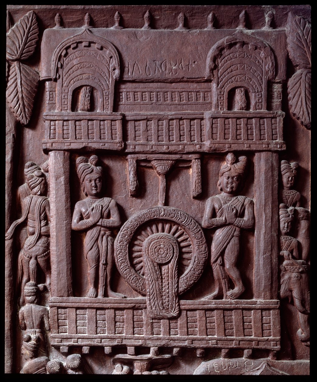 Buddhism: "" Prasenjits sista besök i Buddha" (Prasanjits sista besök i Buddha) detail du stupa de Bharhut (Barhut, Barouth) Lågrelief av svart sten, 2:a århundradet f.Kr. (2:a århundradet f.Kr.) - Kolkata, indiskt museum av Indian School