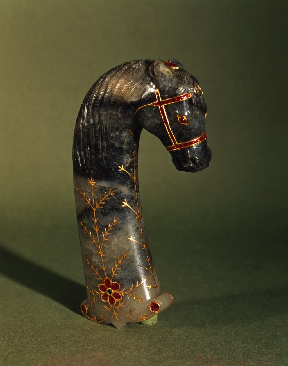 Dolkhandtag i form av ett hästhuvud, Mughal, c.1658-1710 (jadeinfällt med guld och rubiner) av Indian School