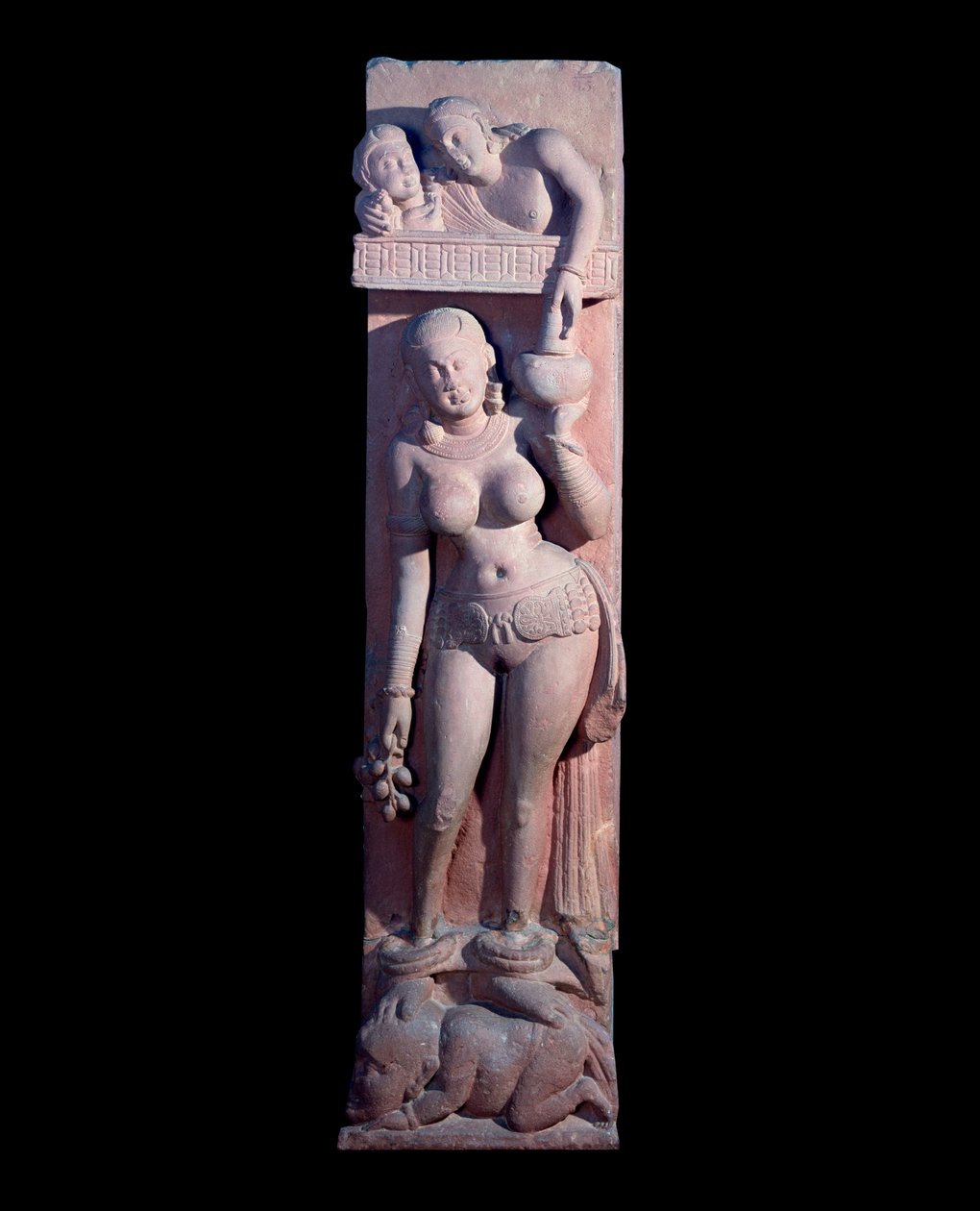 Damsel montering på en dvärg, håller en druva och en kanna vin (röd sandstensskulptur, Kushan Empire) av Indian School