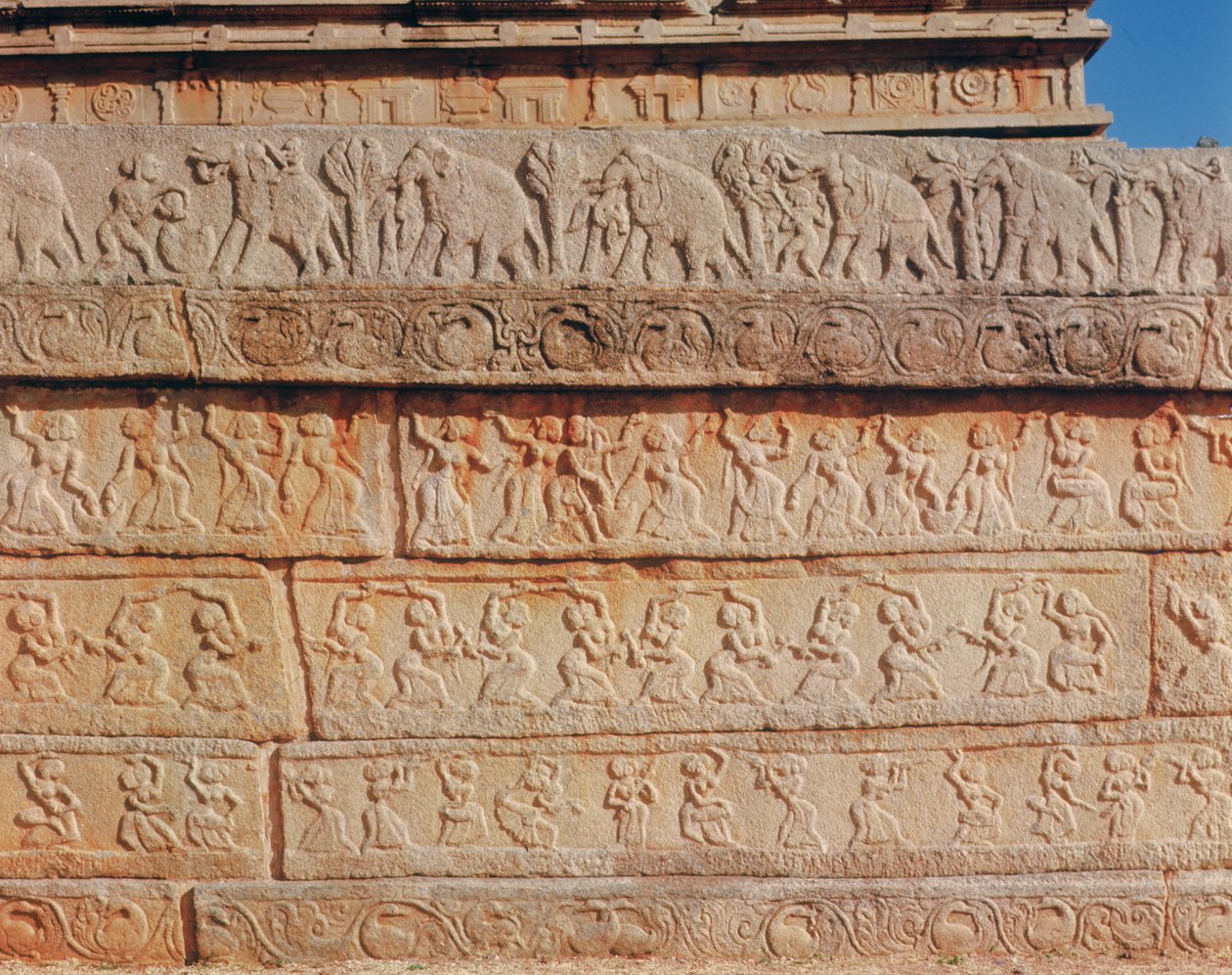 Detalj av väggen, vid Mahanavami Dibba (sten) av Indian School