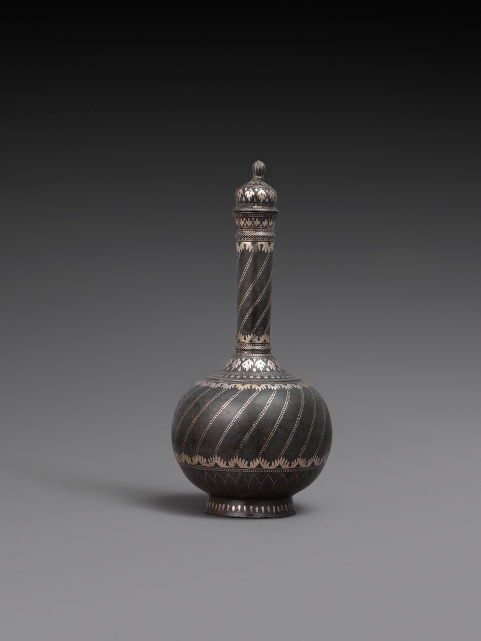 Kolv och lock och stativ, eller fat av metallegering inlagd med silver, 1700-99 av Indian School