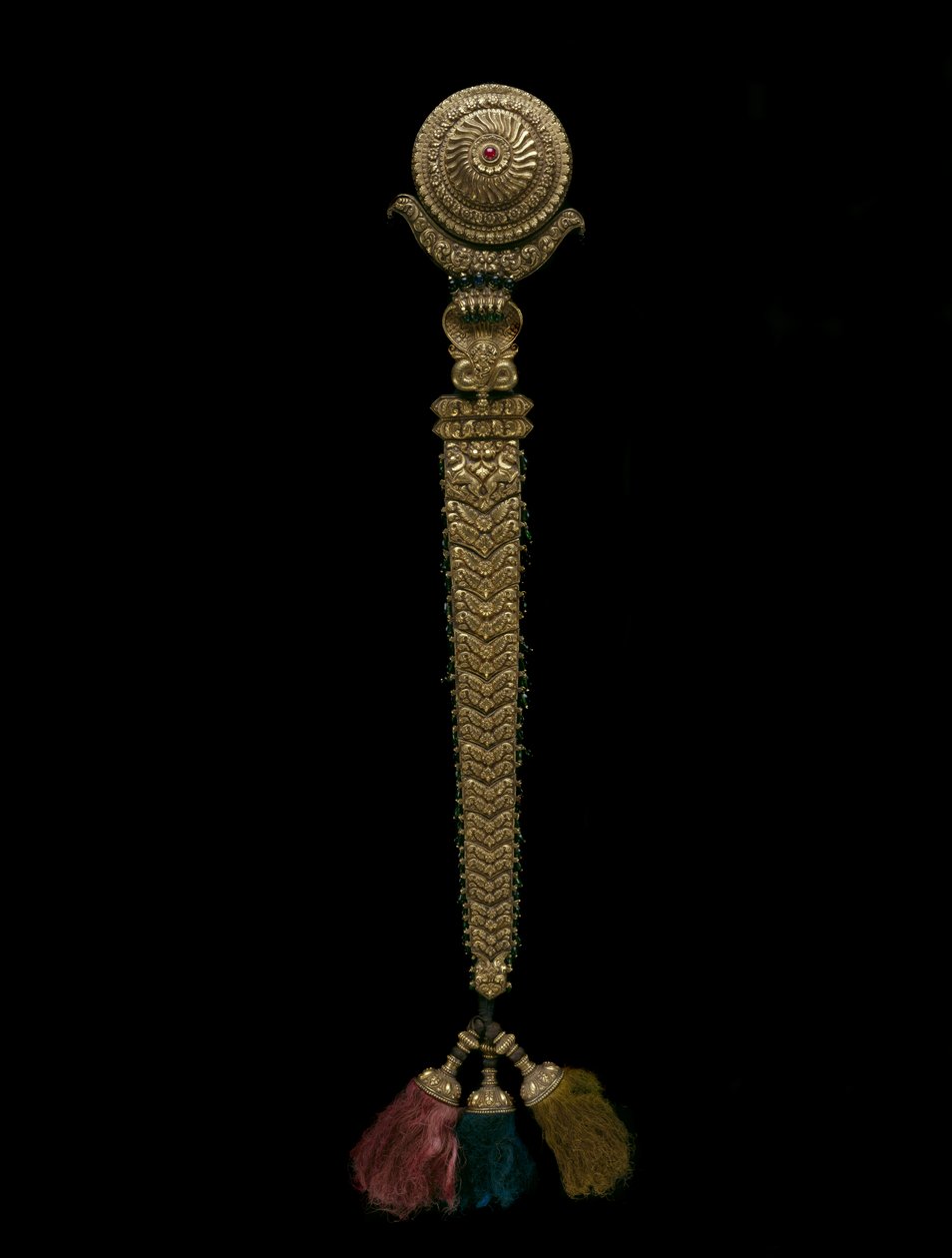 Hårprydnad (guld, gröna och röda ädelstenar och tygsnöre) av Indian School