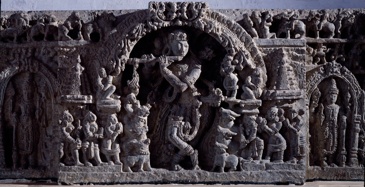 Hinduism: "" Krishna eller Venugopala, mästare på flöjtkor""" Svart stenskulptur, central del (Krishna som Venugopala) 1100-talet (1100-talet) från Halebidu, Mysore - Calcutta, indiskt museum av Indian School
