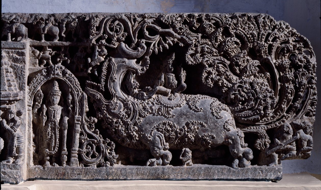Hinduism: "" Krishna eller Venugopala, mästare över flöjtkorna""" Svart stenskulptur, högra delen (Krishna som Venugopala) 1100-talet (1100-talet) från Halebidu, Mysore - Calcutta, indiskt museum av Indian School