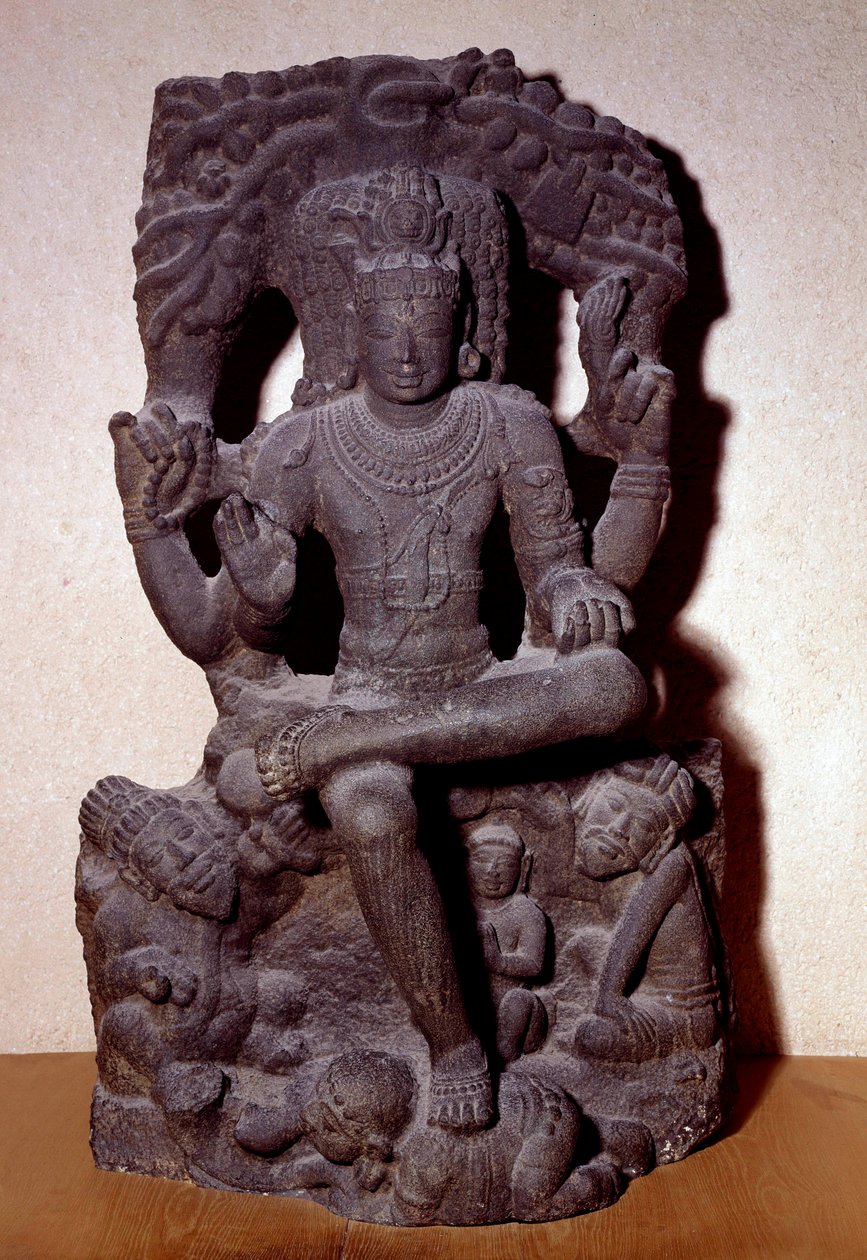 Hinduism: representation av en av Shivas manifestationer som sitter på en sten, med fyra armar, håller ett radband, eld, i undervisningens gest och i gåvan. Skulptur från 1100-1200-talet Dim. 1,2 m; Från södra Indien. C.T Loo Collection av Indian School
