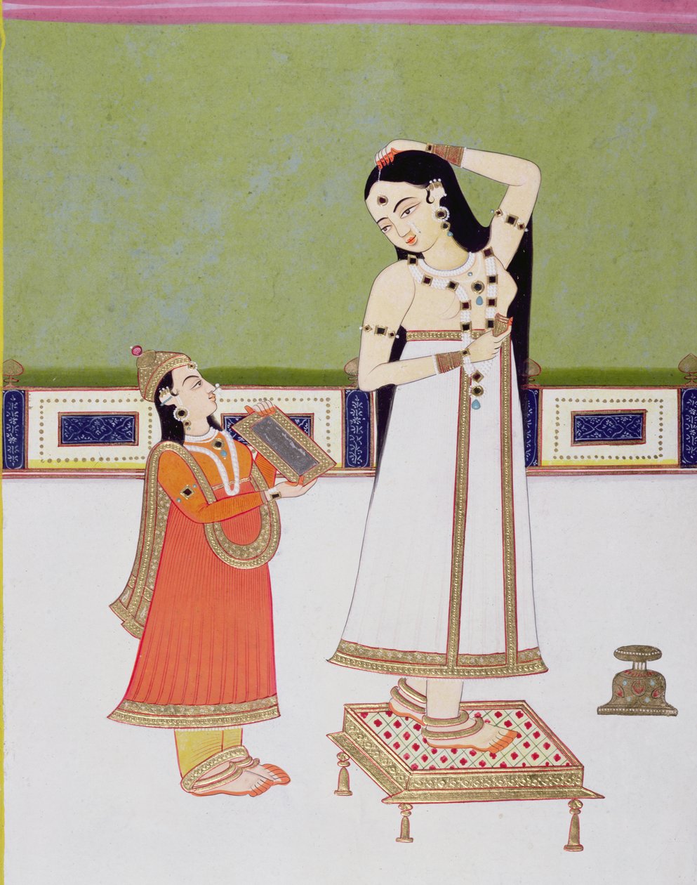 Indisk dam på sin toalett och tittar på sig själv i en spegel (gouache & bladguld på papper) av Indian School