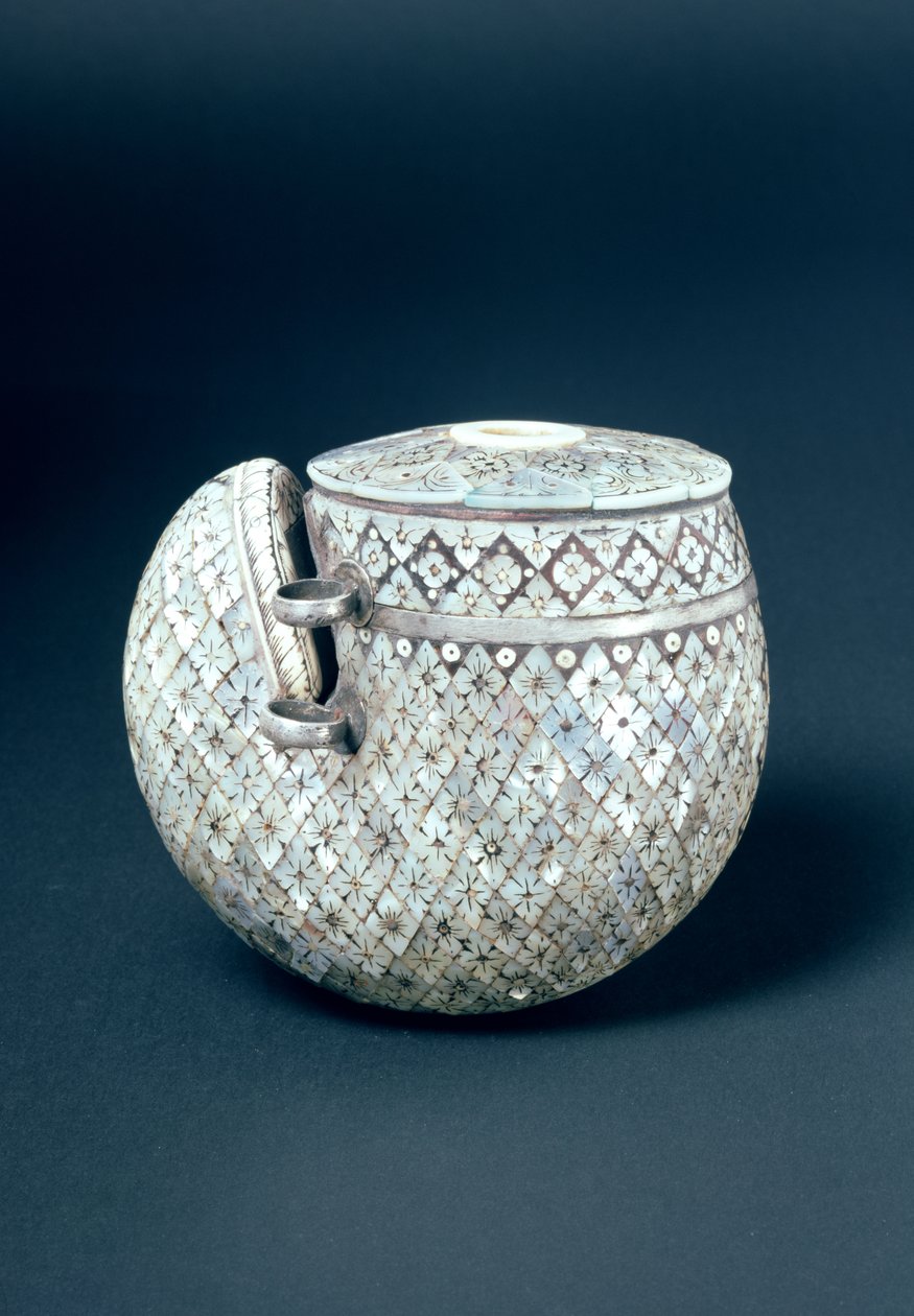 Pulverhorn, indiskt, 1700-tal (horn och pärlemor) av Indian School
