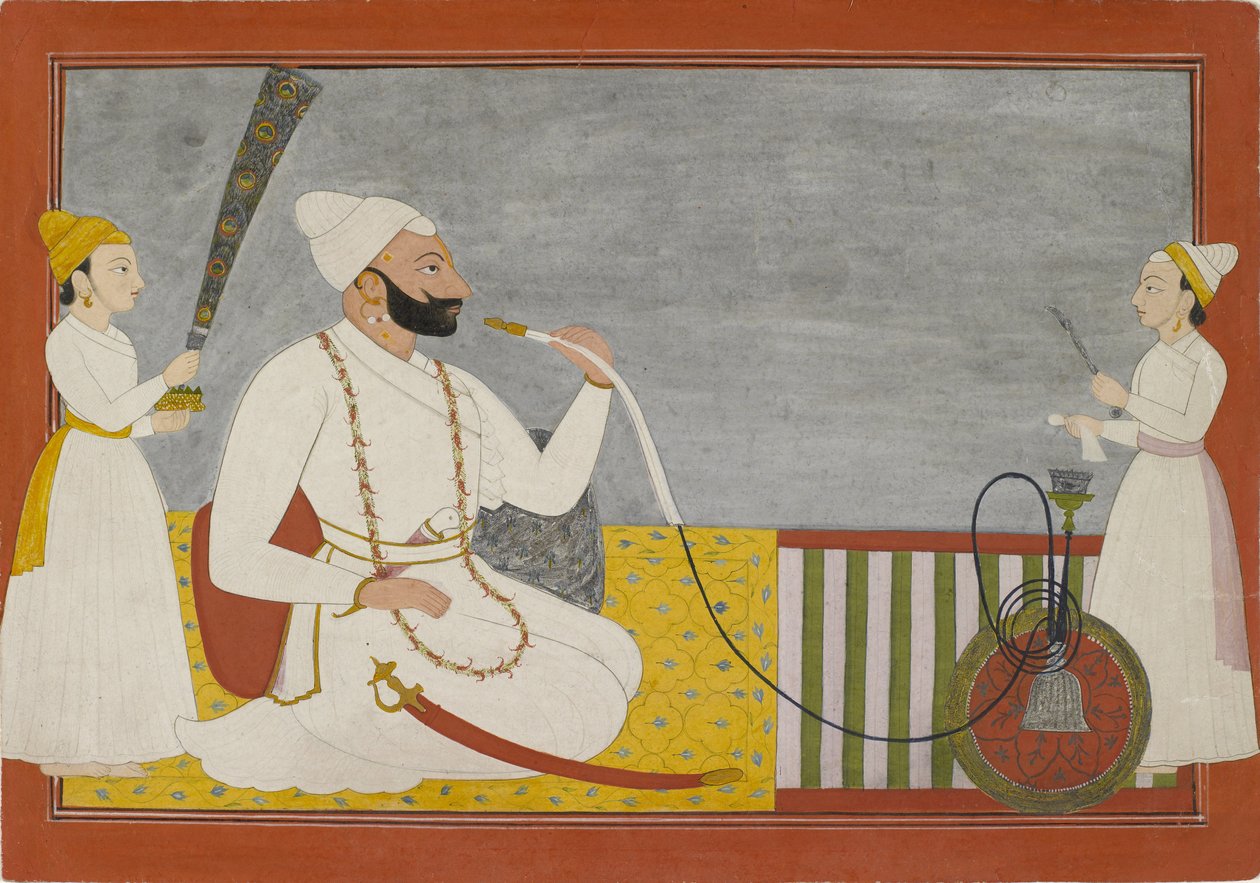 Raja Ajmat Dev från Mankot röker vattenpipa, ca 1730 (gouache med silver och guld på papper) av Indian School
