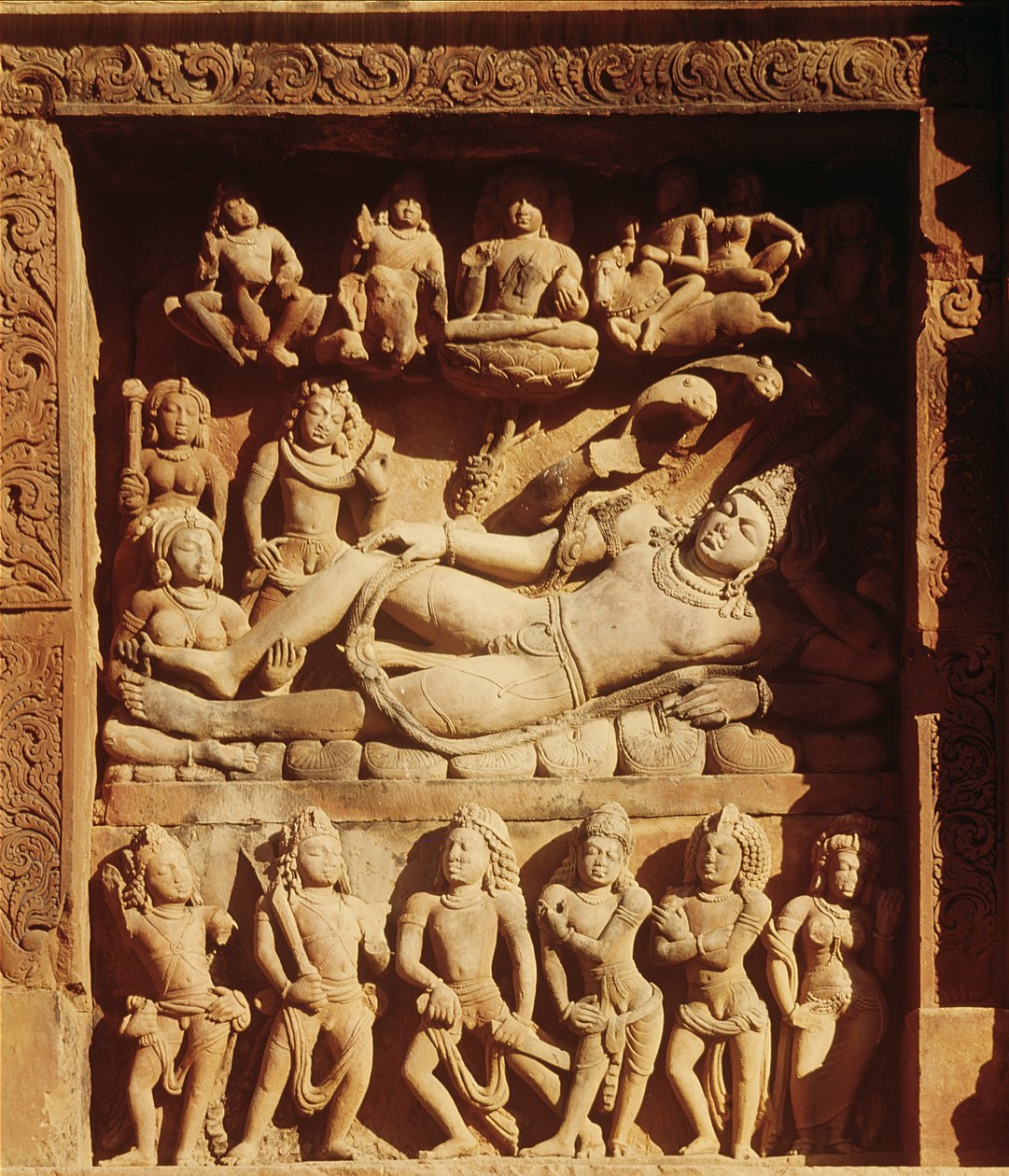 Relief som visar Vishnu liggande på ormen Sesha från Vishnus tempel, ca 500 e.Kr. av Indian School