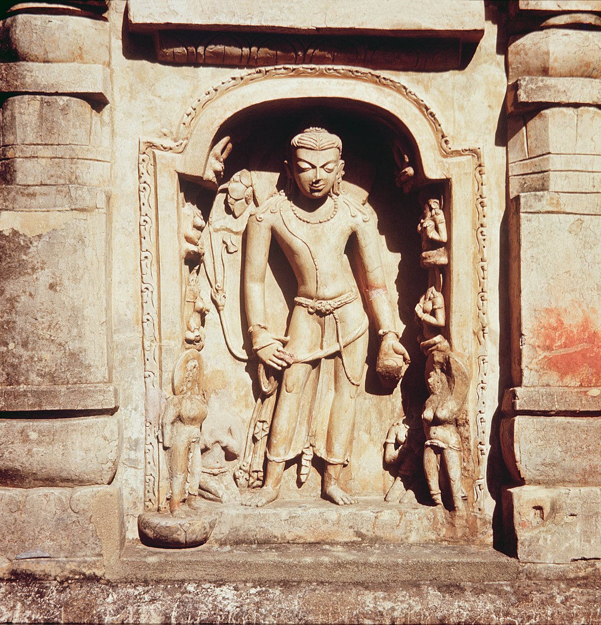 Relief från huvudtemplet på plats III, 320-530 av Indian School