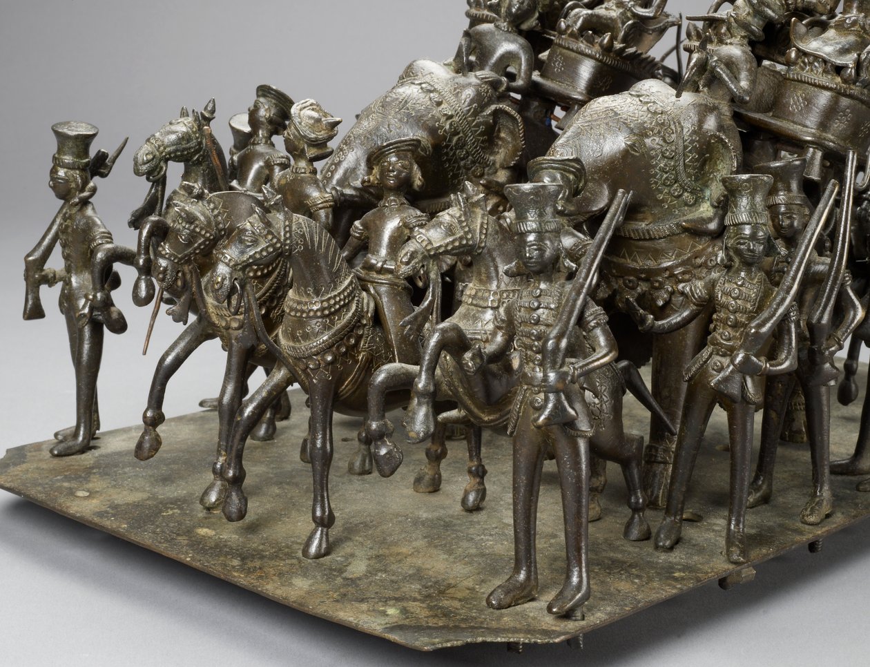 Kavalkaden för kungen av Oudh som rider med den brittiska invånaren på elefanter, ca 1820 (brons) (detalj av 119069) av Indian School