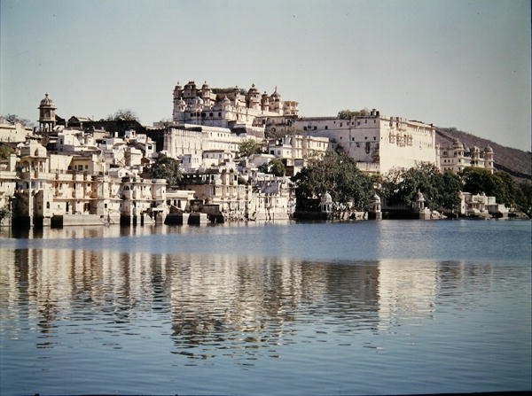 Utsikt över stadspalatset vid sjön Pichola av Indian School