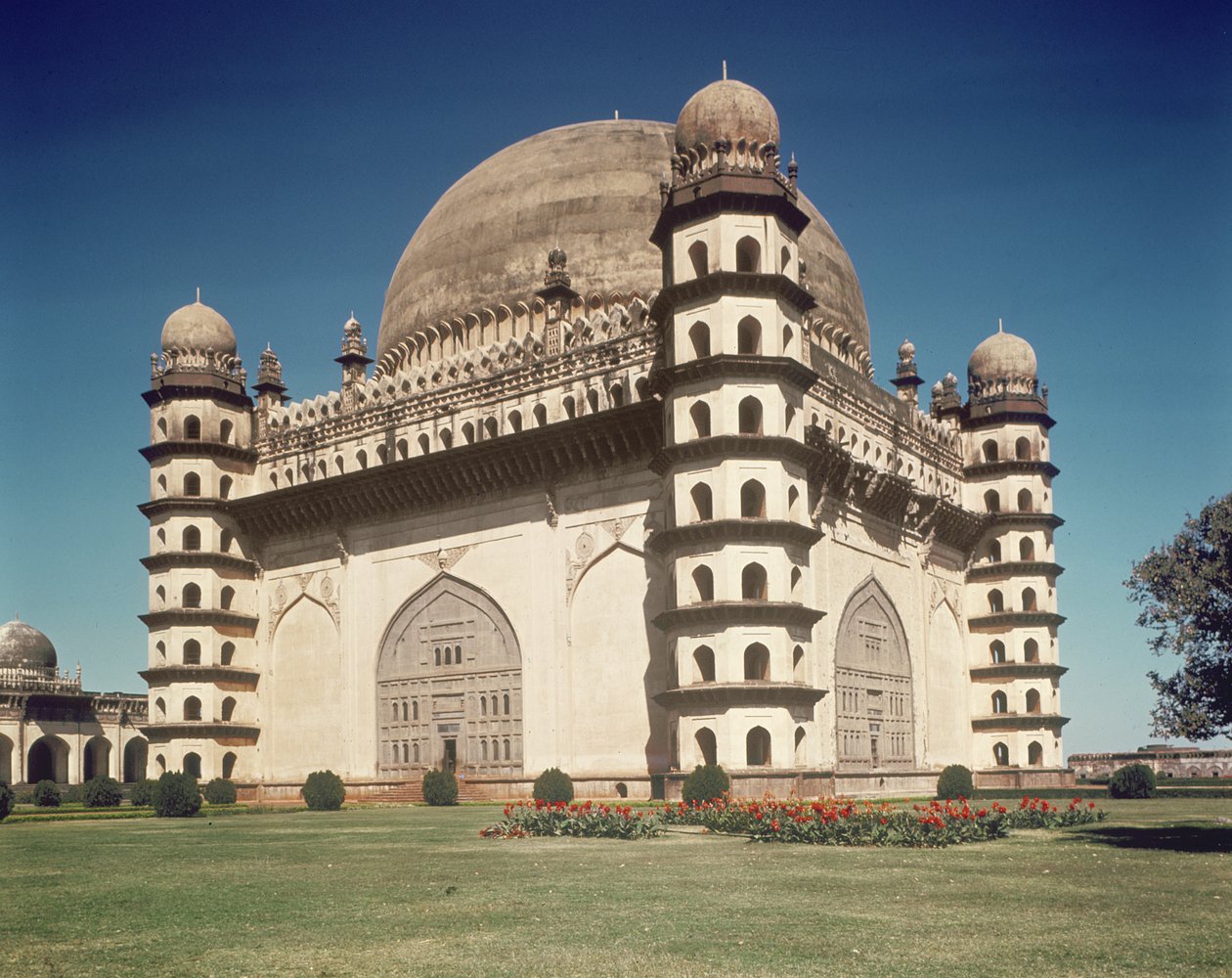Utsikt över Gol Gumbaz, mausoleet till Mohammed Adil Shah II (1627-57) byggt 1659 av Indian School