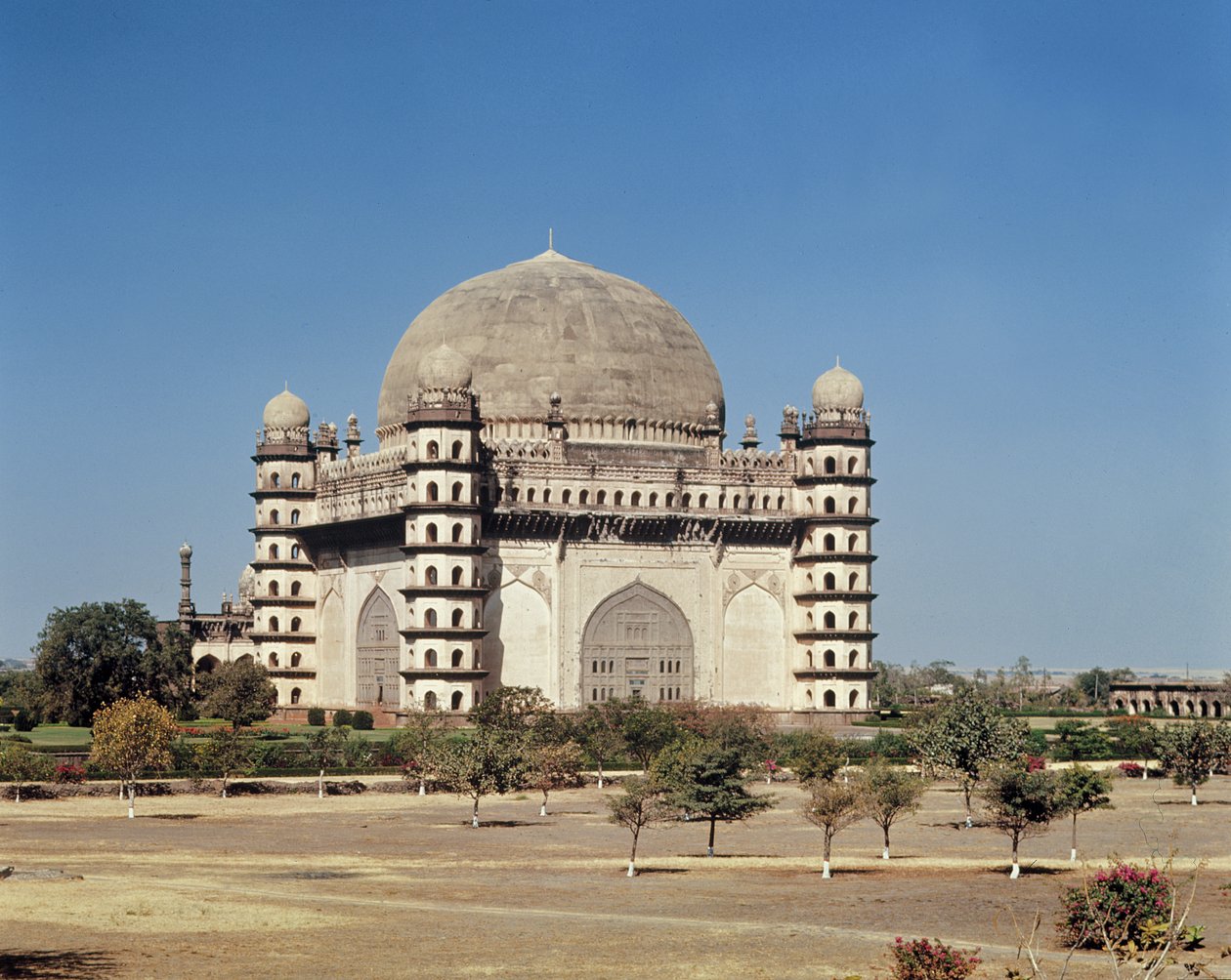 Utsikt över Gol Gumbaz, mausoleet till Mohammed Adil Shah II (1627-57) byggt 1659 av Indian School