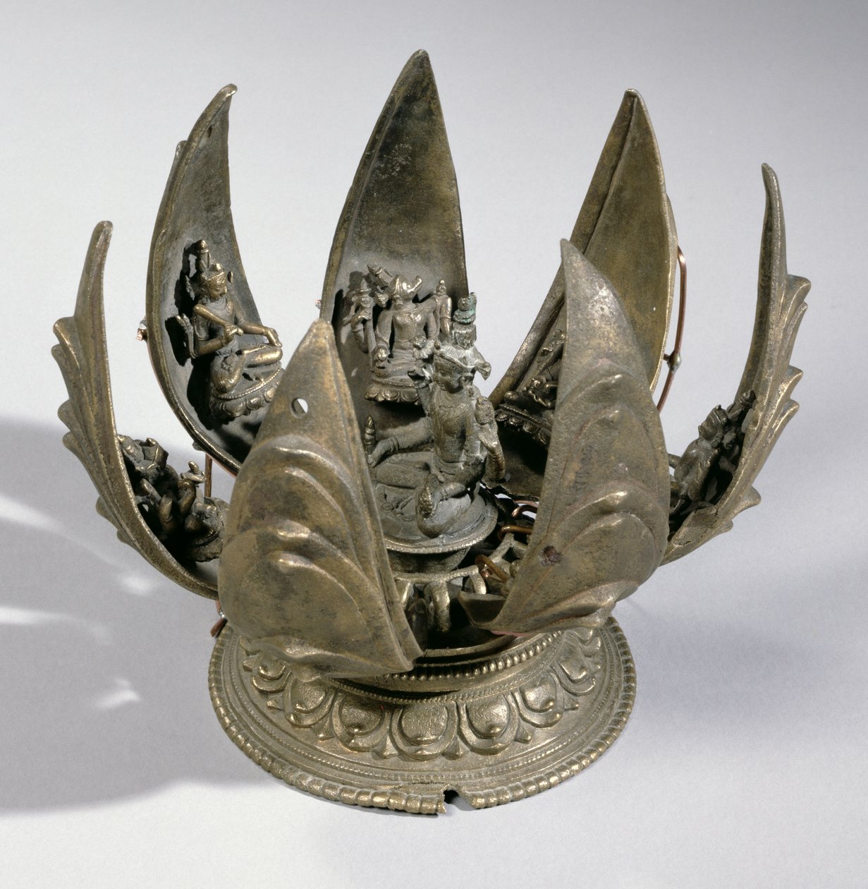 Vishnu med lotusblomma omgiven av sina inkarnationer på de gångjärnsförsedda kronbladen, östra Indien, ca 1200 (brons) av Indian School