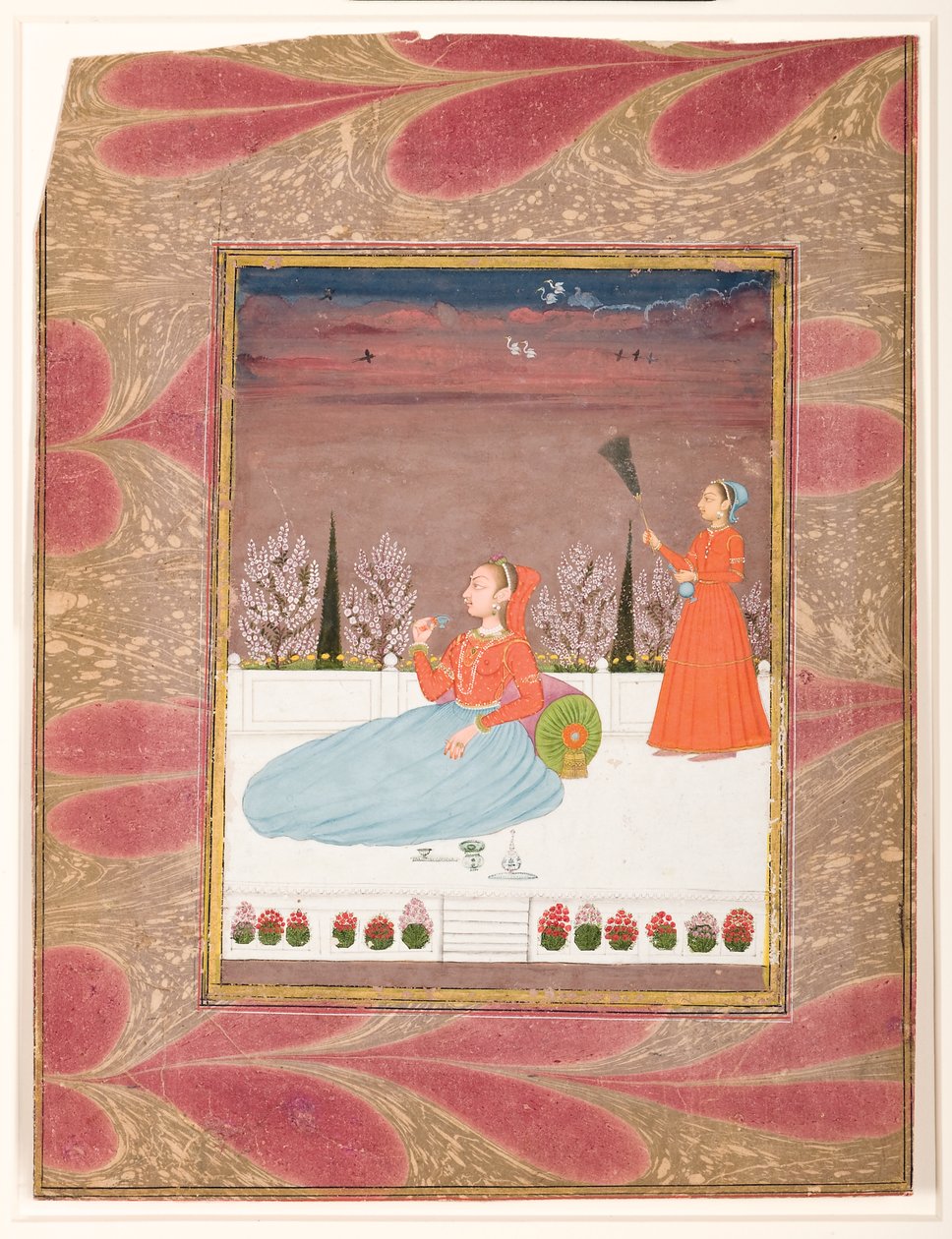 Kvinna sittande på en terrass med en skötare med en chauri, ca 1735 (ogenomskinlig wc & guld på papper) av Indian School