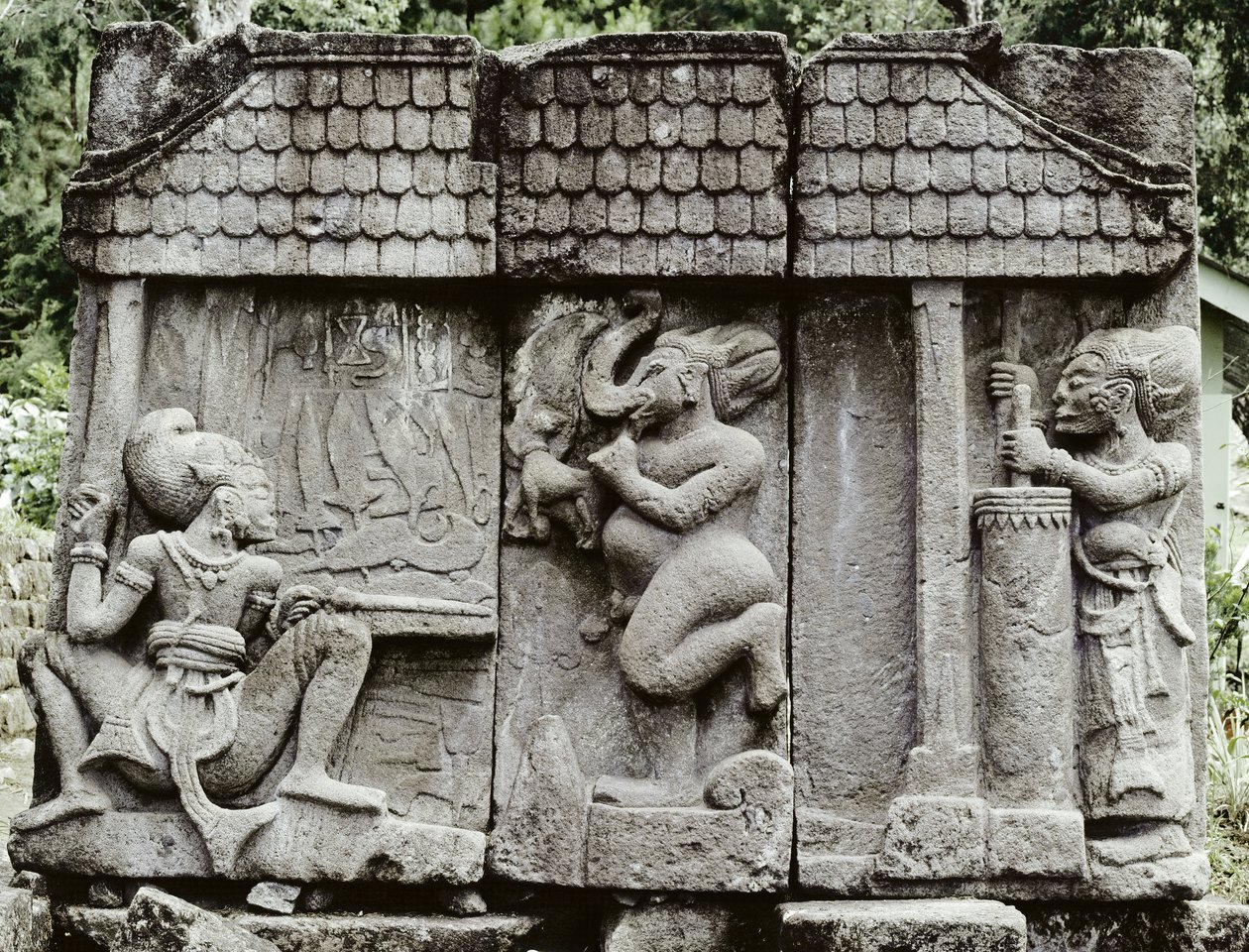 Smedsscen (vulkanisk sten) av Indonesian School