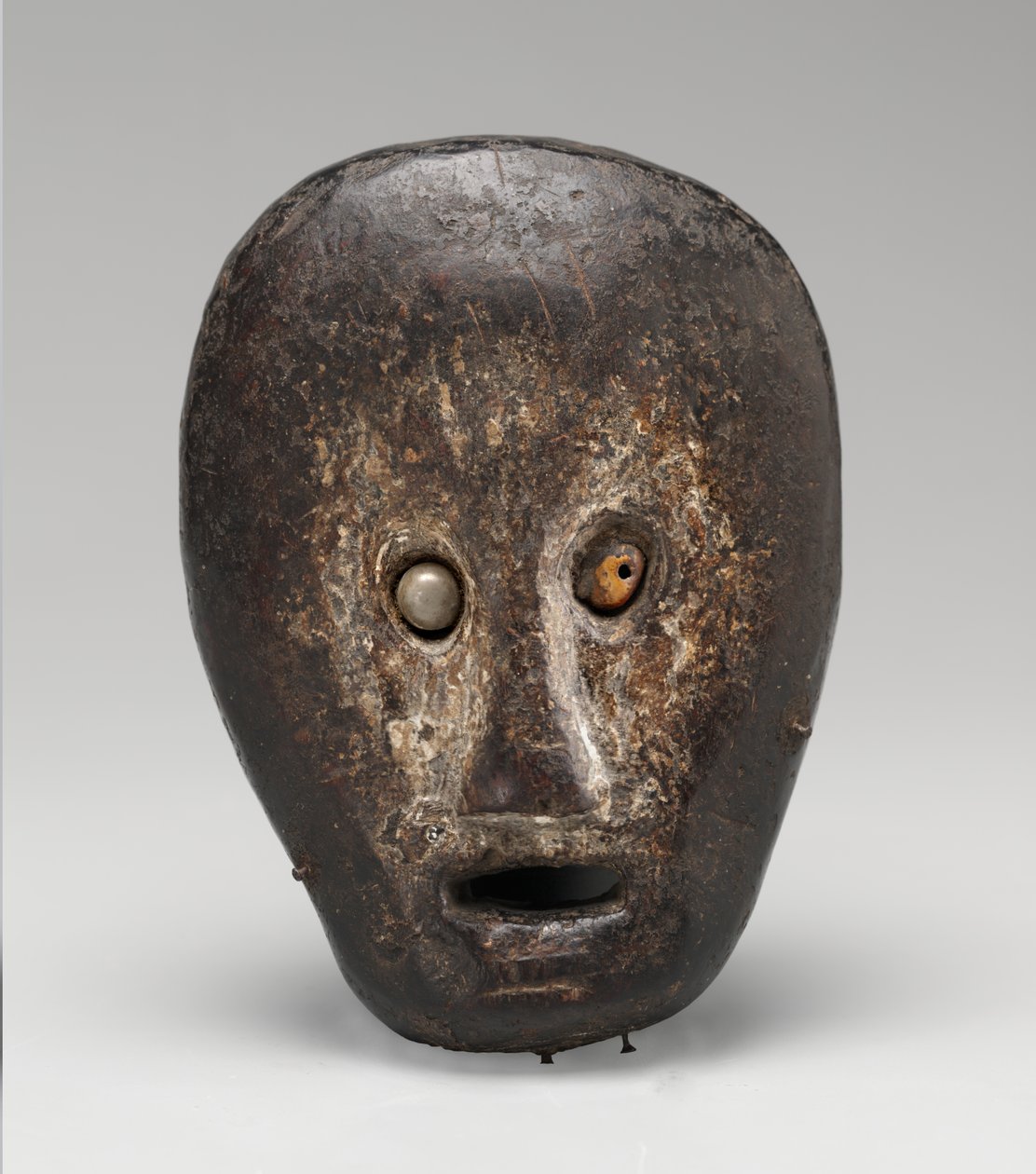 Ceremoniell mask (biola) av Indonesian School