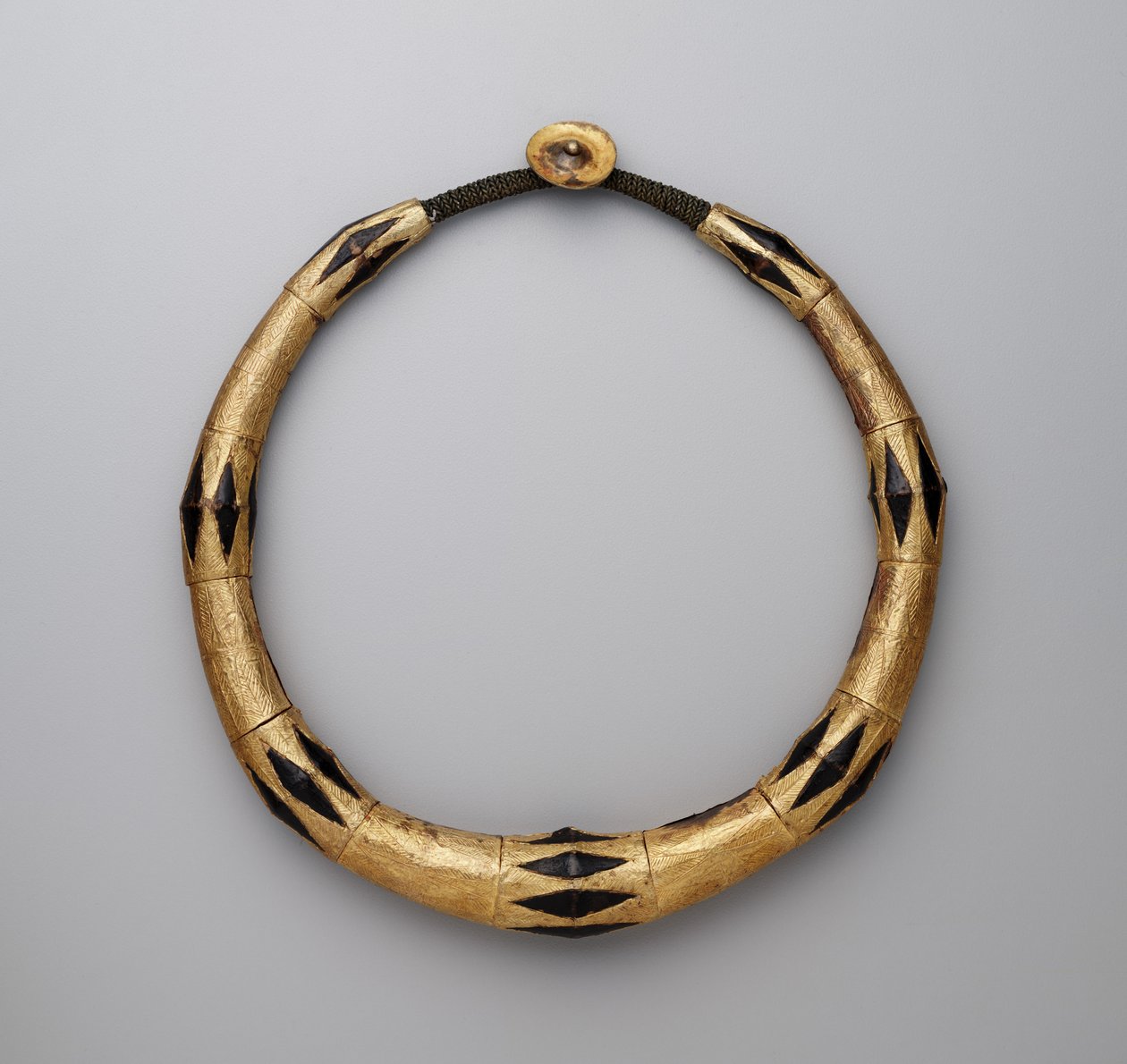 Mans halsband (kalabubu) av Indonesian School