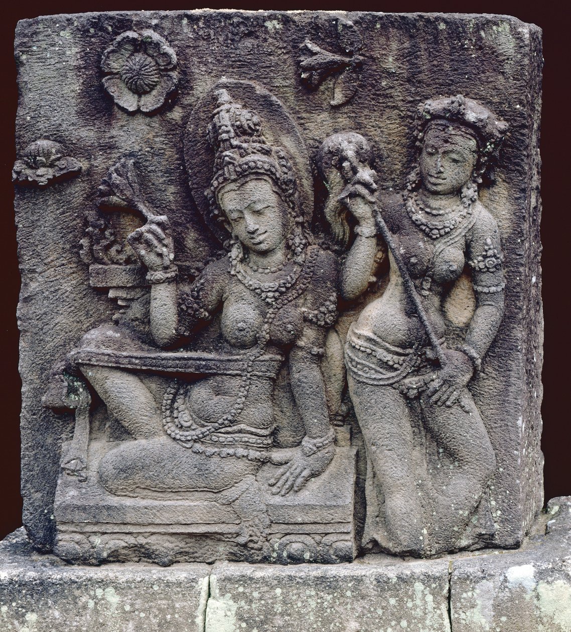 Sittande drottning (andesite) av Indonesian School