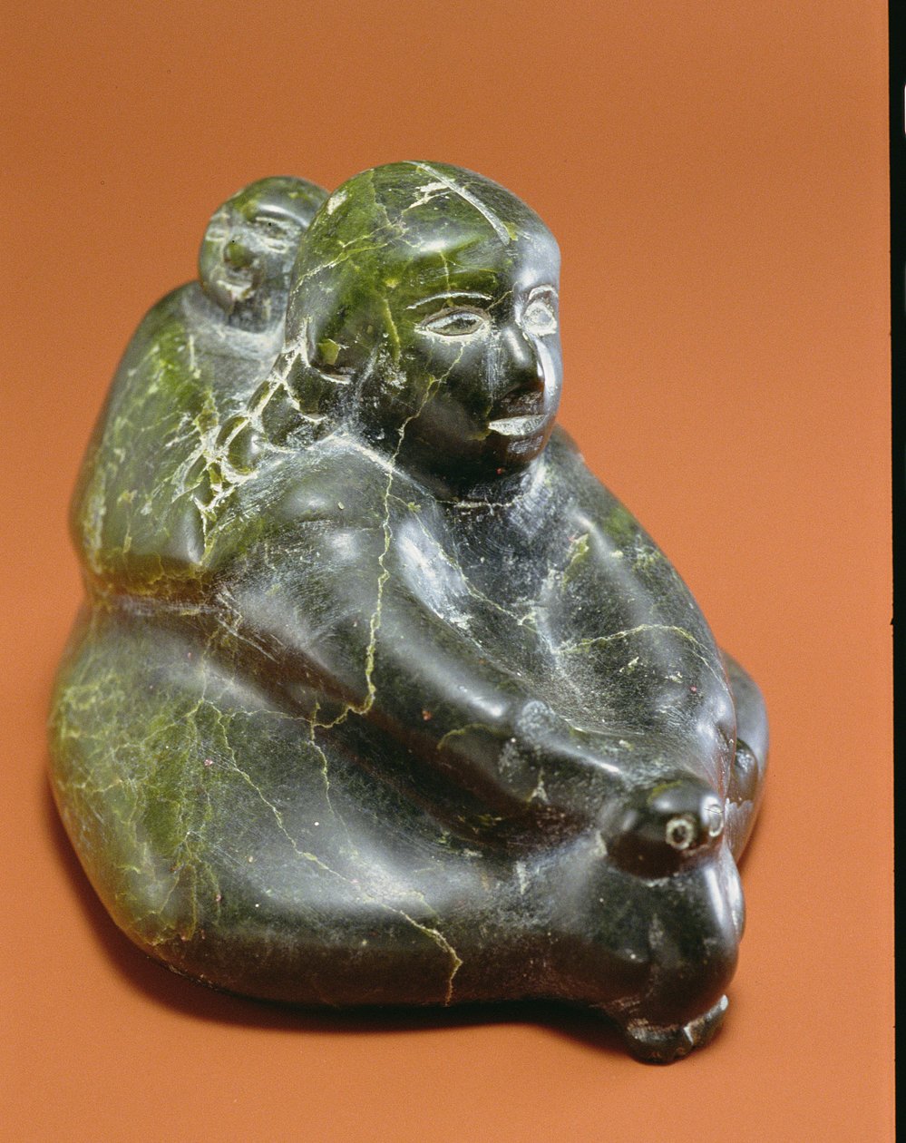 Mor och barn, från Cape Dorset (täljsten) av Inuit School