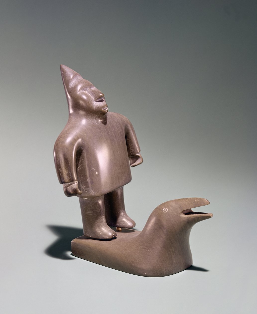 Mytologisk figur som står på en val, från Cape Dorset (täljsten) av Inuit School