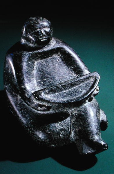 Figur med offerskål, från Cape Dorset (täljsten) av Inuit School