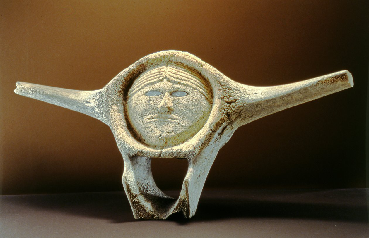 Janus Head, från Cape Dorset (valkotor) (för detaljer se 228681) av Inuit School