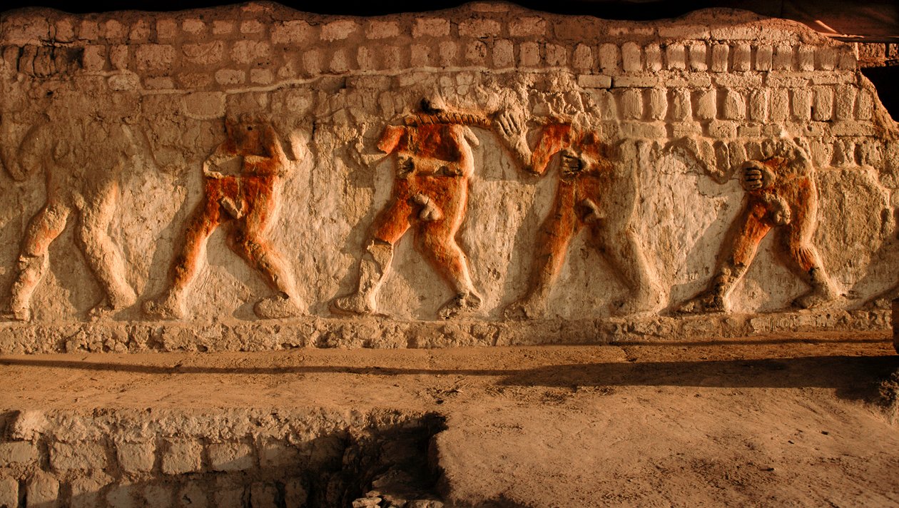 En fris av nakna fångar från Moche på Huaca Cao Viejo-väggarna i El Brujo, ett avlägset beläget komplex med pyramidruiner från Moche - en kultur som härskade över Perus nordkust från omkring A.... av Ira Block