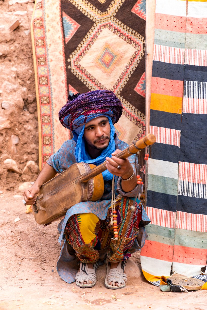 En lokal musiker i ksaren i Ait Benhaddou i Marocko, 2017 (foto) av Ira Block