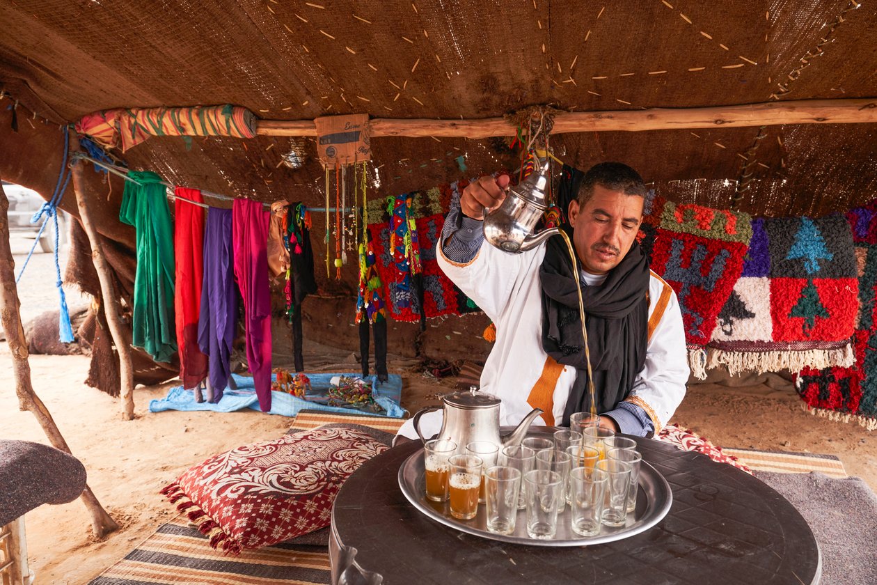 En lokalbo serverar myntate vid Erg Chebbi i öknen nära Merzouga, Marocko, 2019 (foto) av Ira Block