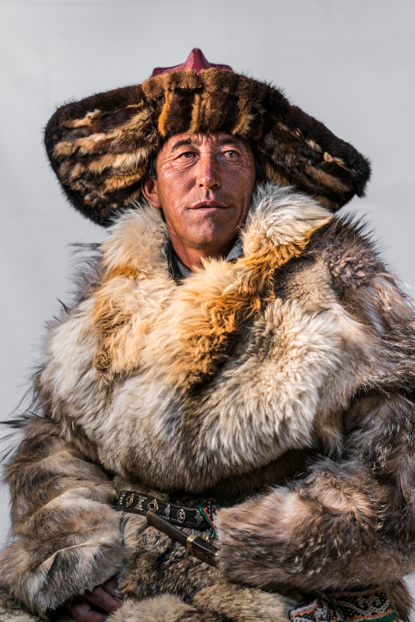 Ett porträtt av en kazakisk örnjägare i västra Mongoliet, 2016 (foto) av Ira Block