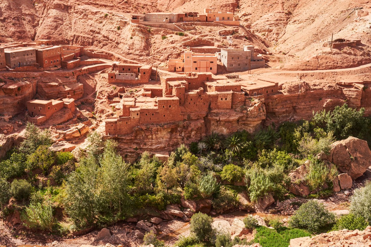En stad på väg till Ait Benhaddou från Marrakesh, Marocko, 2019 (foto) av Ira Block