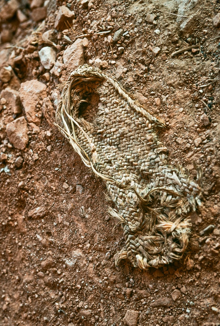 En handgjord sandal från Anasazi i Grand Gulch, Utah, 2009 (foto) av Ira Block