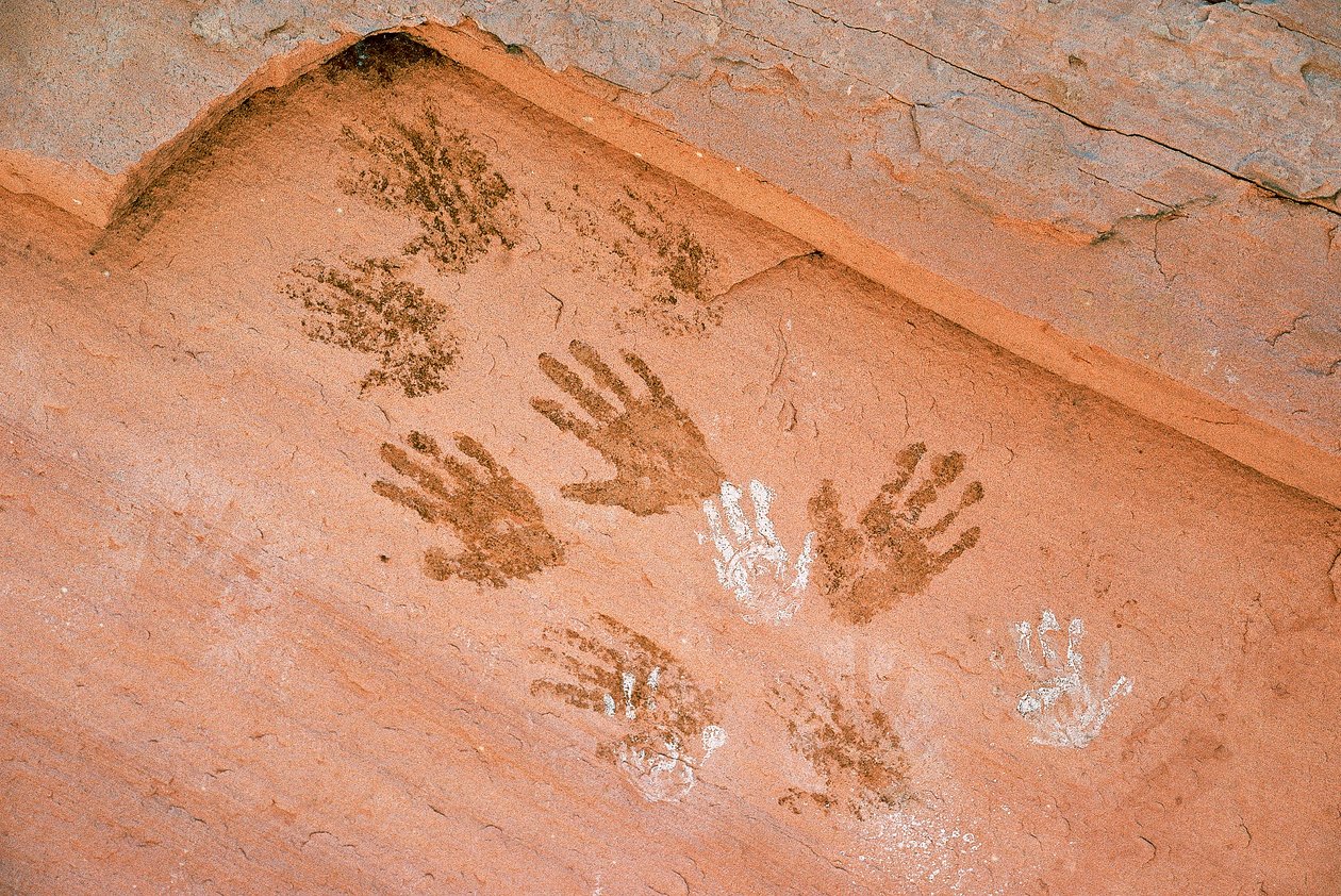 Anasazi-handavtryck, forntida klippkonst som hittades i Grand Gulch, Utah. av Ira Block