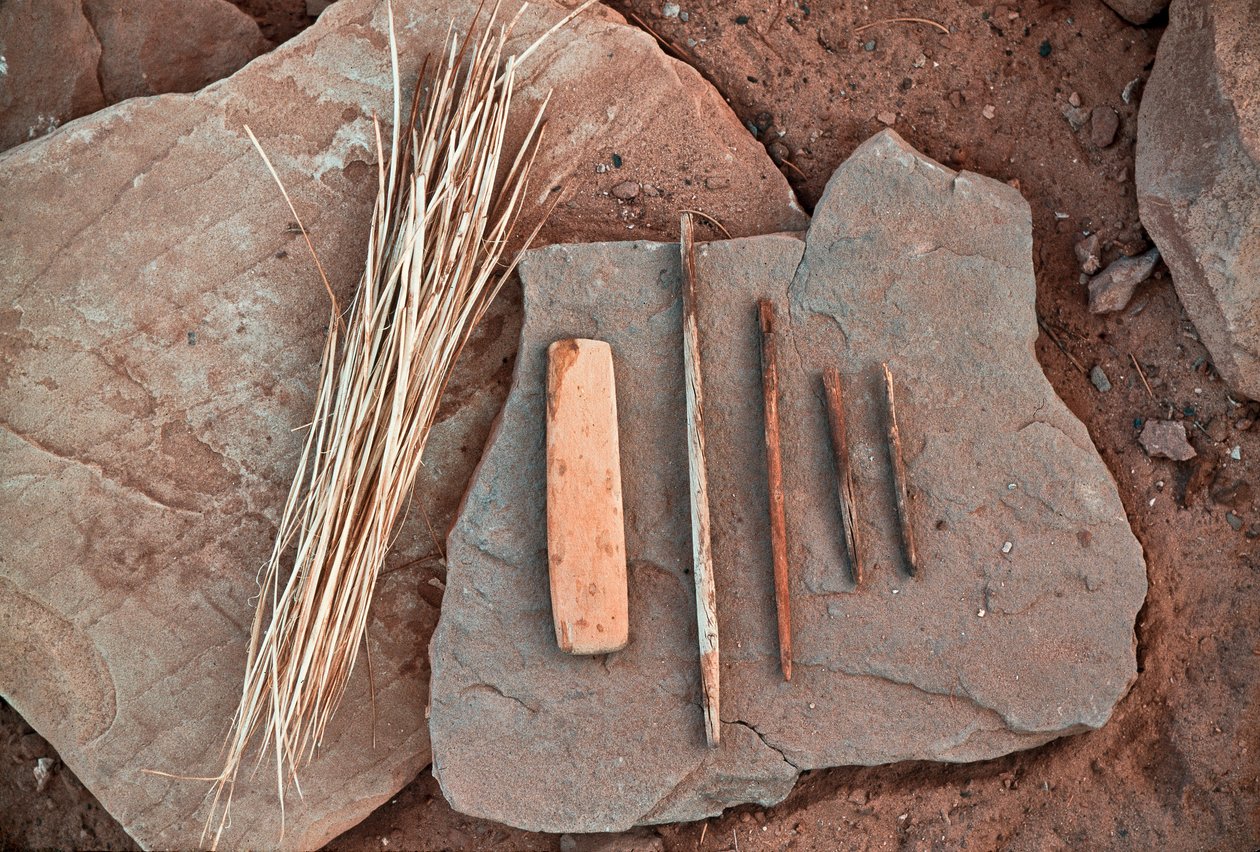 Anasazi-verktyg på en klippa i Grand Gulch, Utah, 2009 (foto) av Ira Block