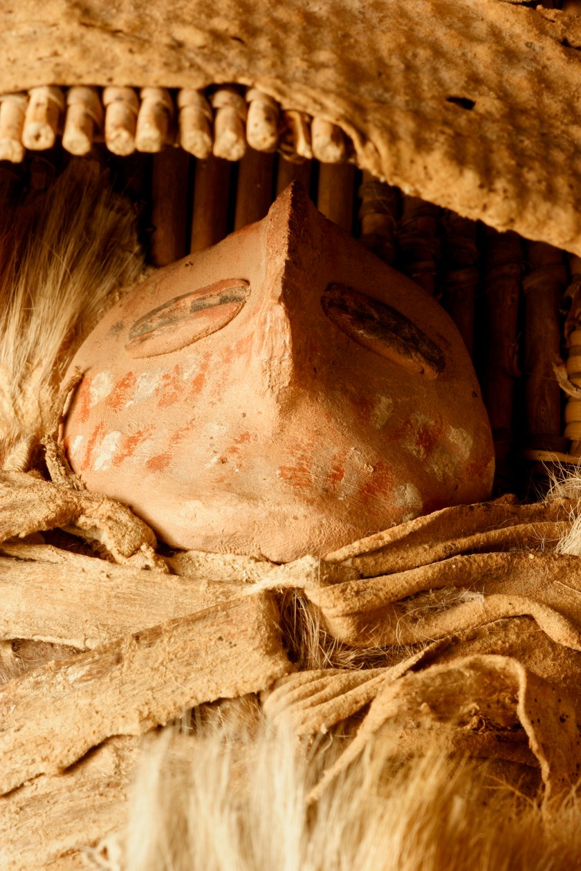 På College of Eastern Utah Prehistoric Museum i Price, Ut. finns en Fremont-vaggbräda i miniatyr med en keramikfigur som hittades på 1930#39;talet i Capitol Reef-området. av Ira Block