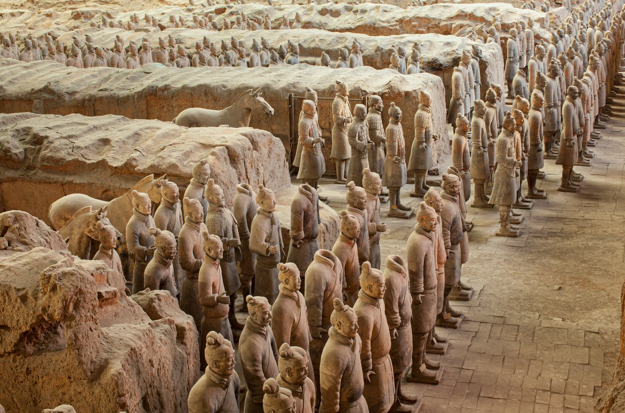 På Terra Cotta Warrior Museum, scener av de olika krigarna i Pit 1-området, 2009 (foto) av Ira Block