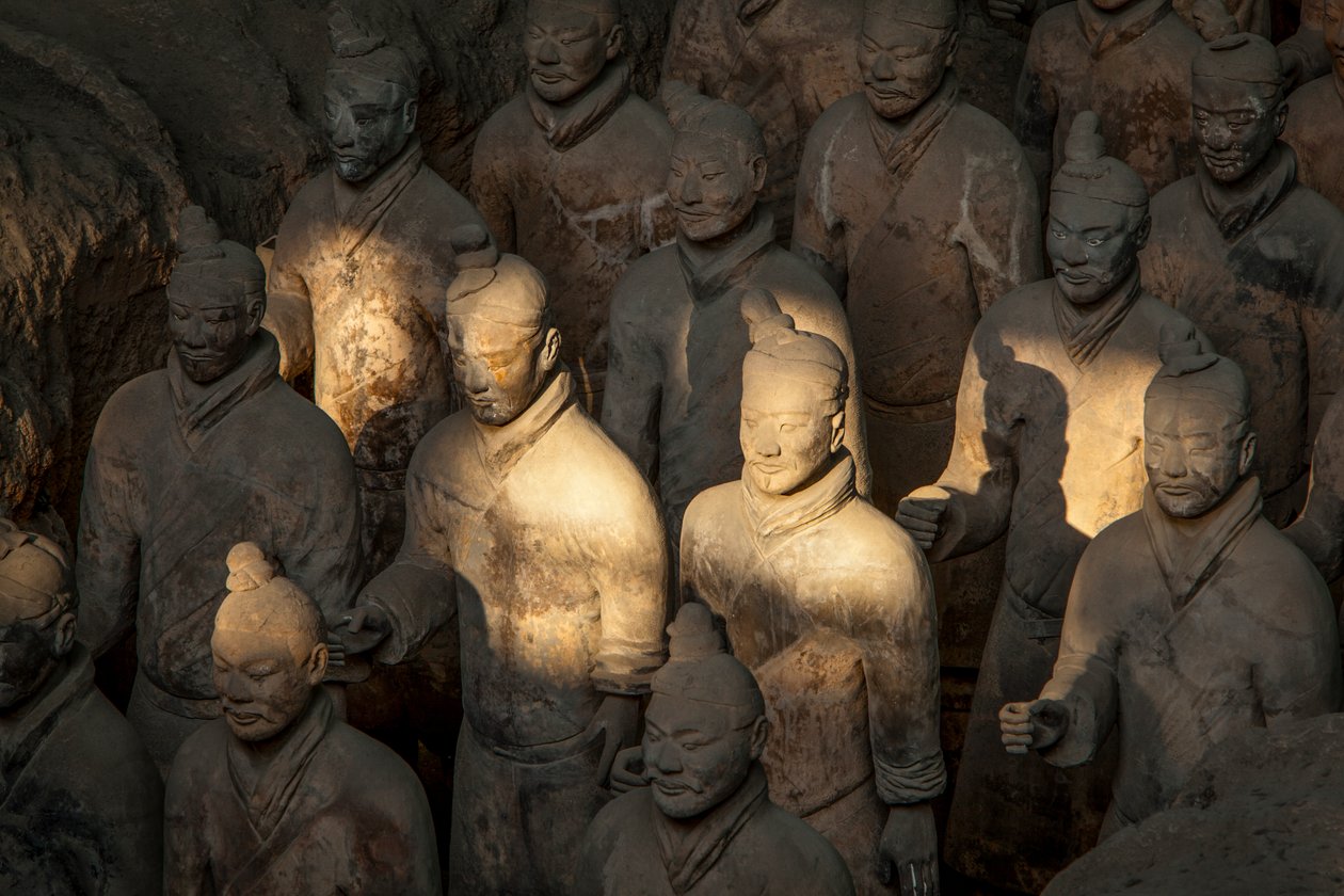 På Terra Cotta Warrior Museum, scener av de olika krigarna i Pit 1-området, 2009 (foto) av Ira Block