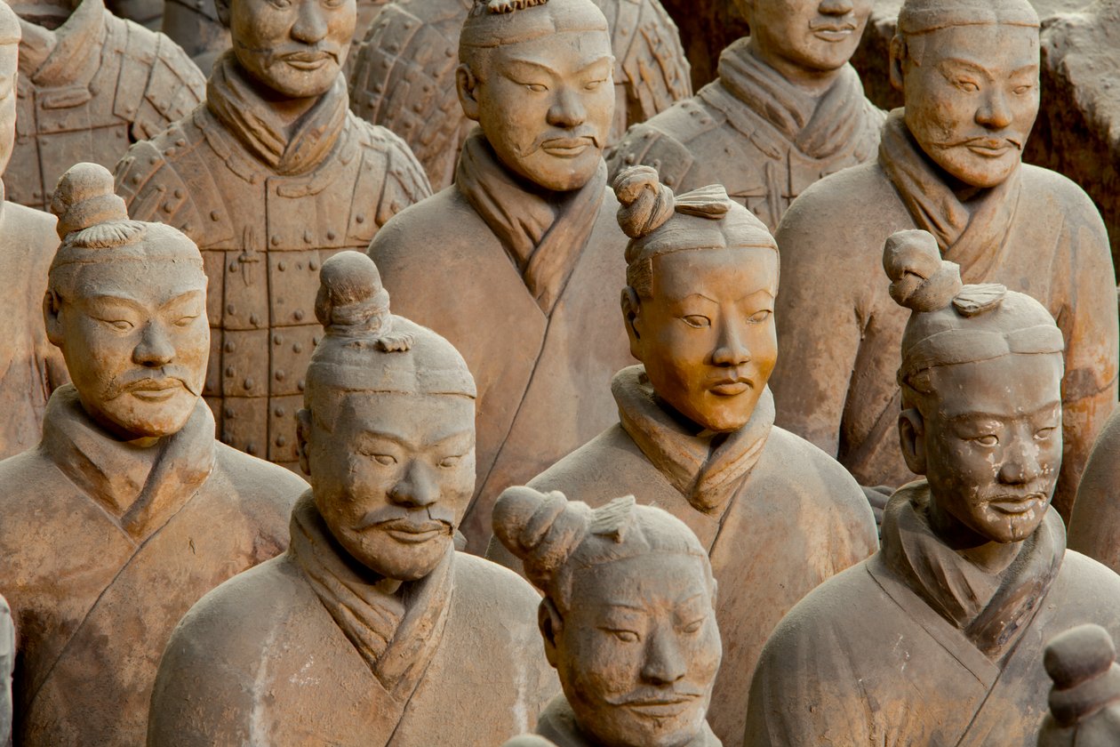 På Terra Cotta Warrior Museum, scener av de olika krigarna i Pit 1-området, 2009 (foto) av Ira Block