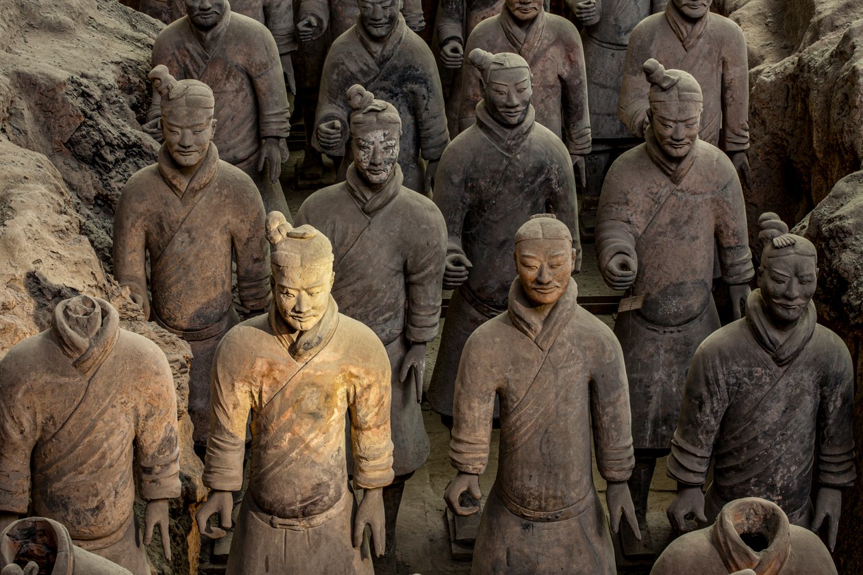 På Terra Cotta Warrior Museum, scener av de olika krigarna i Pit 1-området, 2009 (foto) av Ira Block