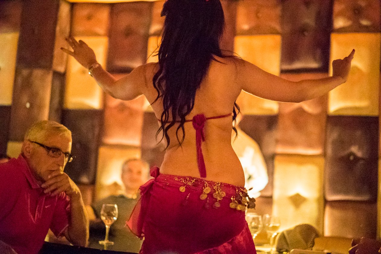 Magdansöser på restaurangen Comptoir Darna i Marrakech, Marocko, 2014 (foto) av Ira Block